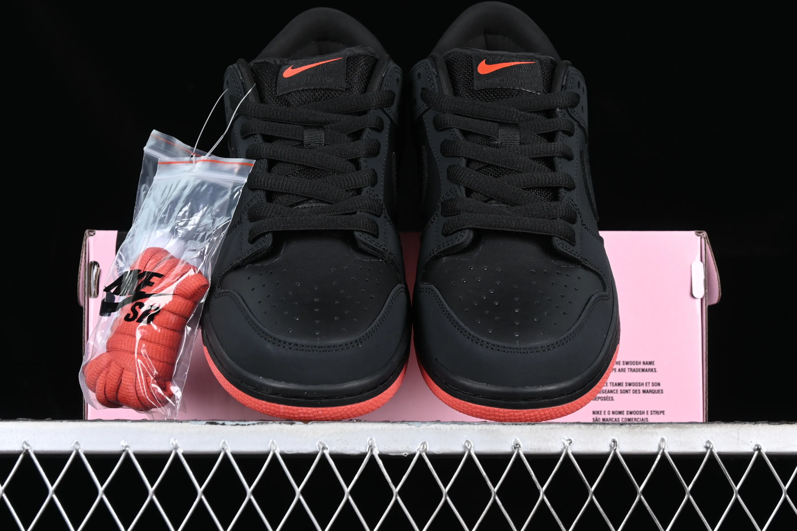 All categories Nk SB Dunk Series Nk SB Dunk Low Low-top sneakers K version Black Pigeon x Nk SB Dunk low Trd QS Black Pigeon Retro low-top versatile casual sports skateboard shoes 883232-008